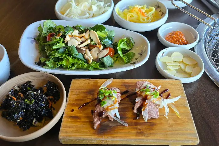신선한 샐러드와 곁들임 반찬