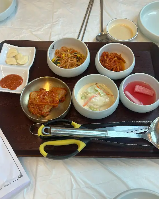 정갈하게 차려진 밑반찬들