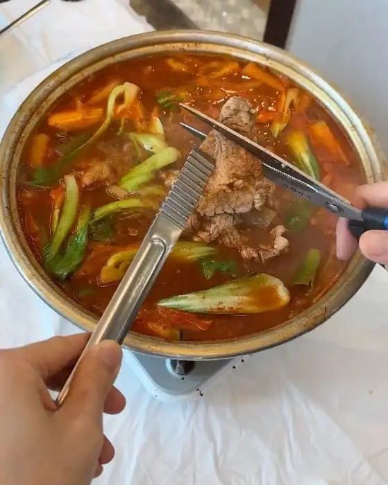갈비 조각을 잘라내고 있는 모습