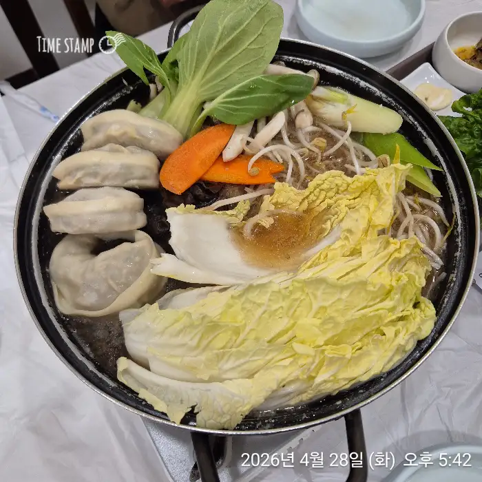 끓고 있는 생갈비만두전골의 위에서 본 모습