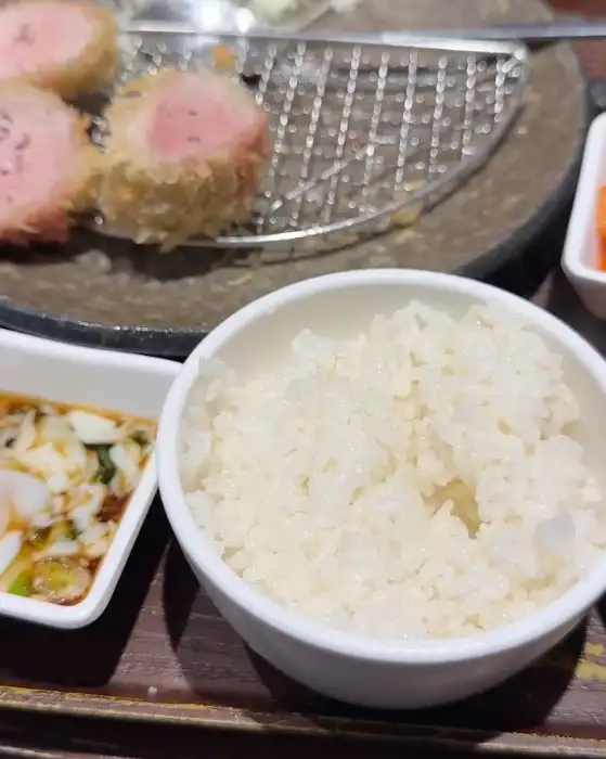 모카츠 밥과 곁들임 반찬