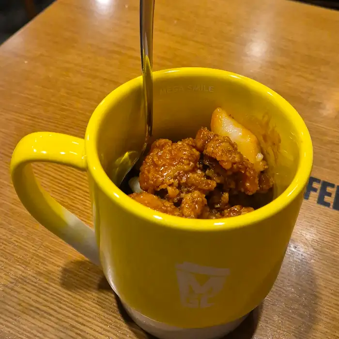 커피와 함께 나온 디저트