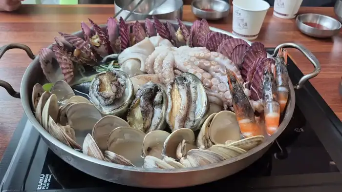 푸짐한 해산물이 가득한 해물칼국수 냄비