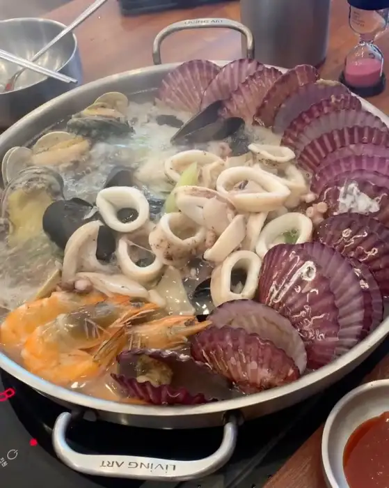 끓고 있는 해물칼국수 냄비 클로즈업