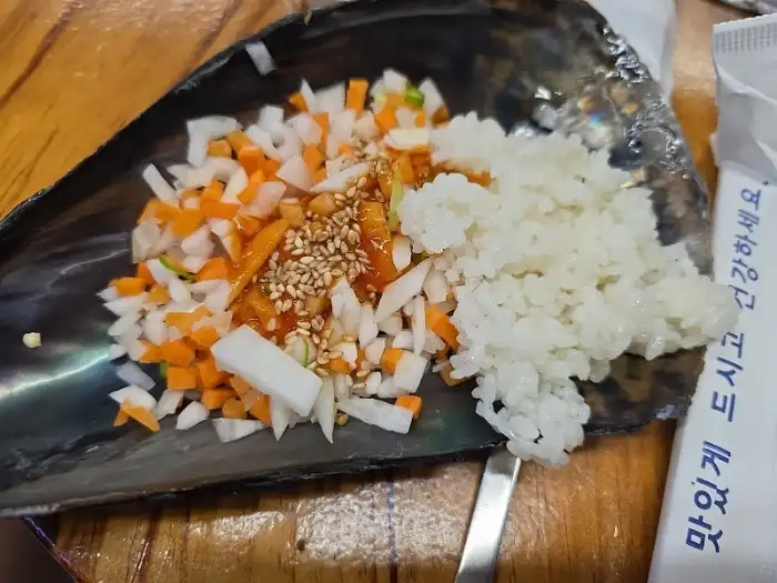 푸짐하게 차려진 조개구이. 살아있는 조개들이 신선함을 자랑한다.