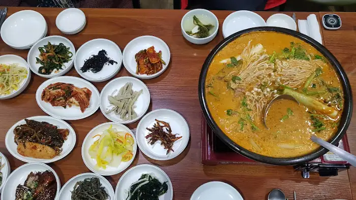 광양 미송 정식 반찬과 메인 요리