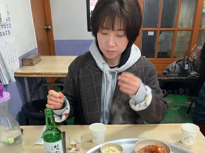 돼지머리고기를 먹는 모습