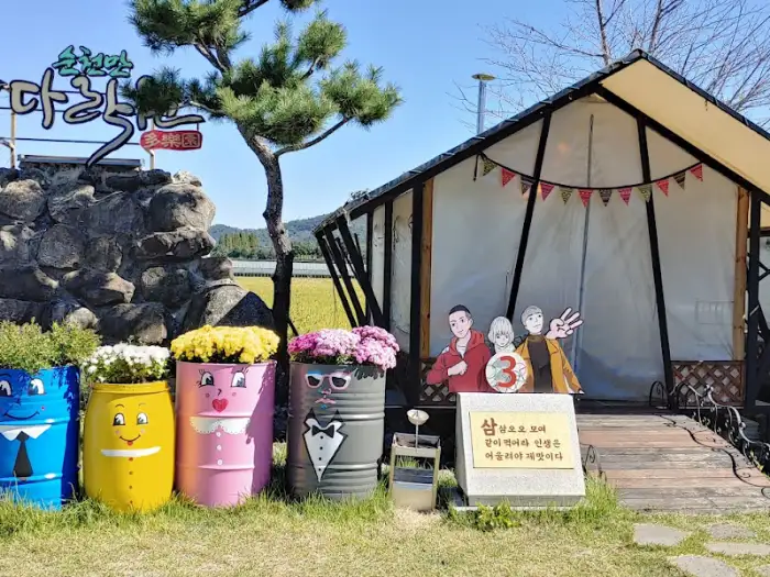 텐트 외부 모습과 장식