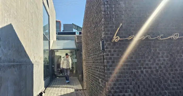 [상호명] 입구로 가는 길