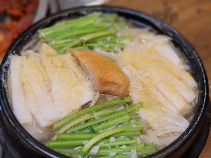 맑은 육수에 신선한 재료가 담긴 요리