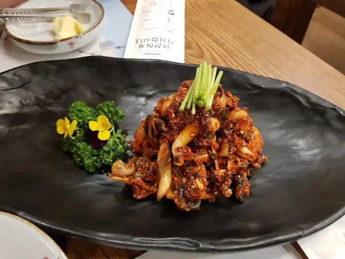 매콤달콤한 양념의 해산물 요리