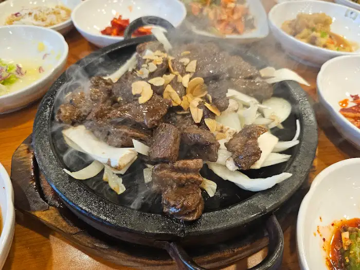 뜨거운 무쇠판 위에서 지글거리는 석갈비