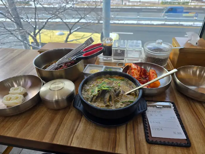 테이블에 차려진 푸짐한 추어탕 한 상 차림
