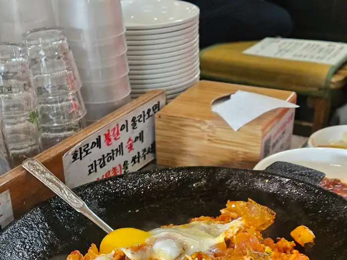 테이블 위 놓인 볶음밥과 곁들임 반찬, 냅킨 홀더 모습