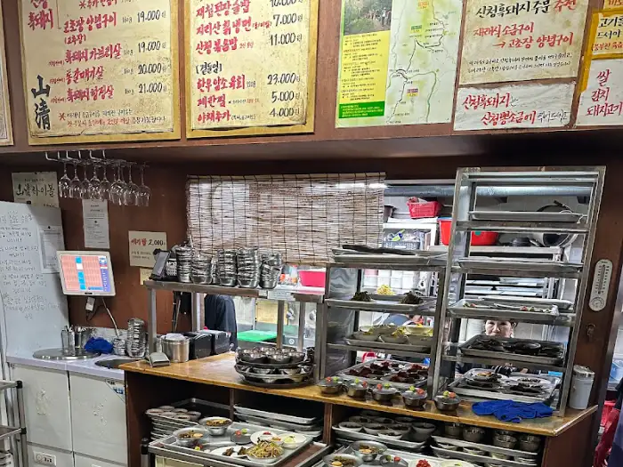 가게 내부 모습, 메뉴판, 선반 진열 모습