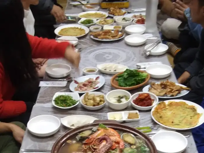 테이블 가득한 코스 요리