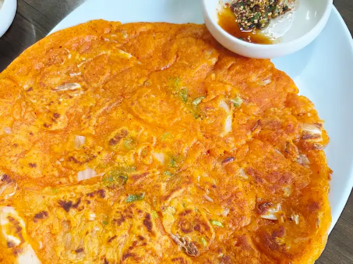 노릇하게 구워진 김치전