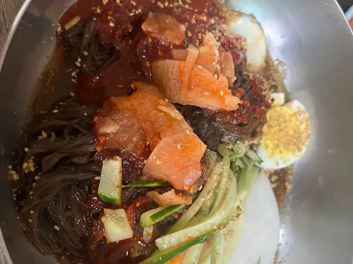 비벼진 비빔냉면 모습