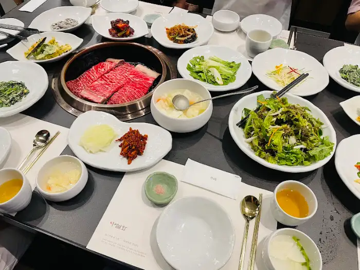 우설화 메인 메뉴 - 신선한 한우 모듬과 푸짐한 상차림