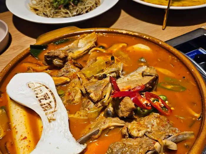 잘 익은 갈비 한 점을 들어 올리는 모습