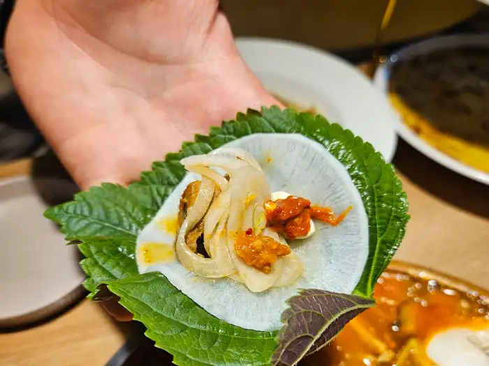 한 쌈 크게 싸서 먹는 모습