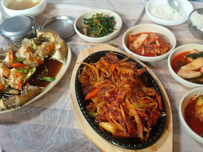 제육볶음과 간장게장, 밑반찬