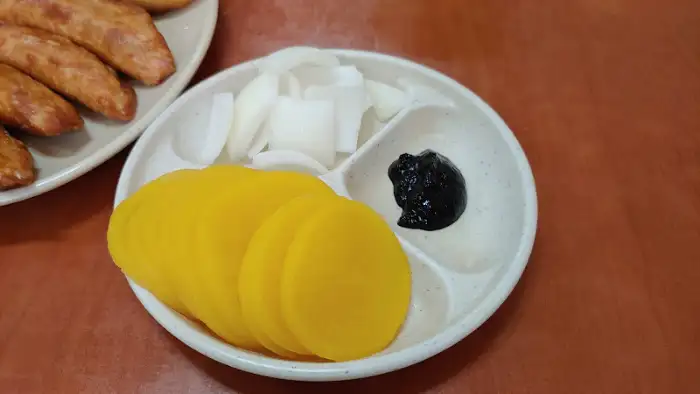 단무지와 양파, 춘장