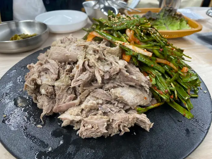 황칠오리 살코기와 부추무침