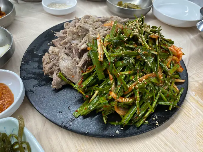 황칠오리 살코기와 부추무침 클로즈업