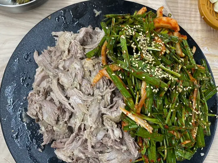 황칠오리 살코기와 부추무침 다른 각도