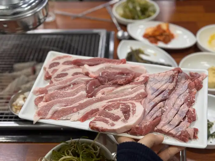 푸짐하게 담긴 생돼지고기 모듬