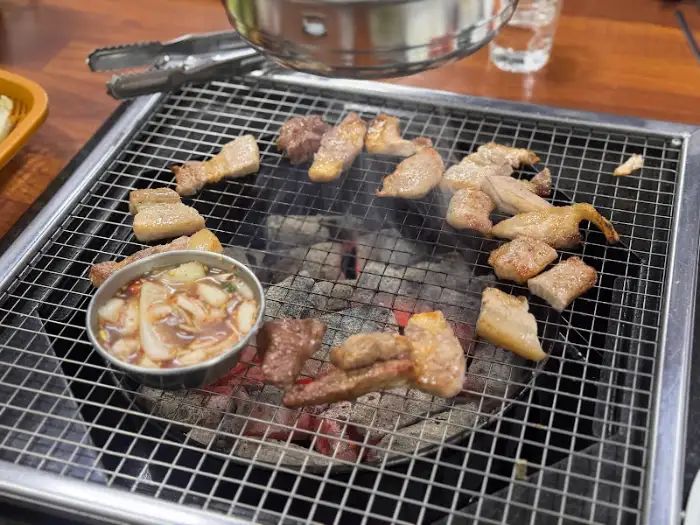 숯불 위에서 구워지는 고기 조각들