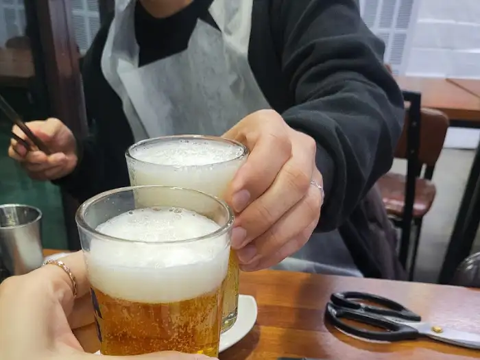 맥주잔을 들고 건배하는 모습