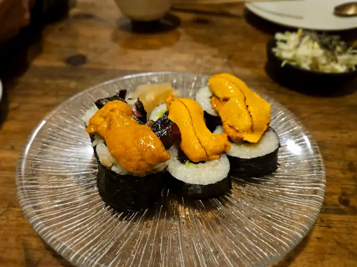 참치 김밥 위에 얹어진 우니