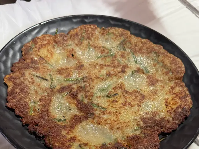 노릇하게 구워진 감자전