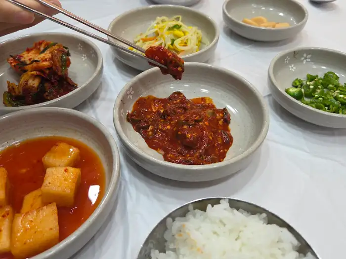 어리굴젓을 밥에 얹는 모습