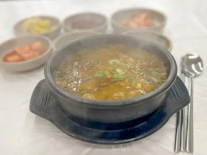 김이 나는 추어탕과 주변 반찬들