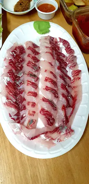 붉은 살점이 돋보이는 연어회