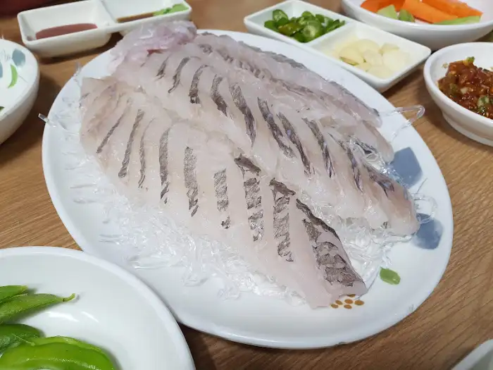 쫄깃한 식감이 살아있는 흰 살 생선회