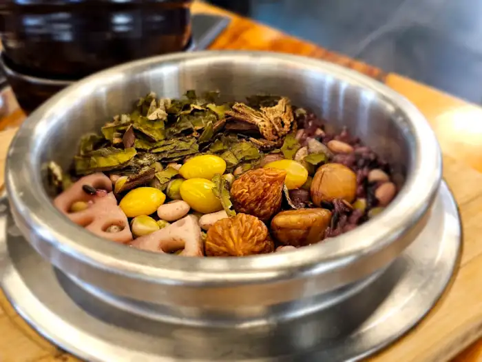 가마솥에 담겨 나온 연잎 약밥