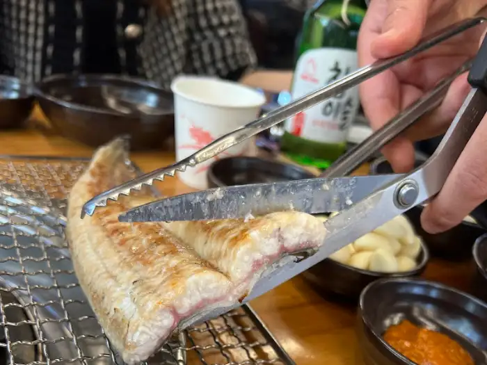 가위로 장어를 자르는 모습