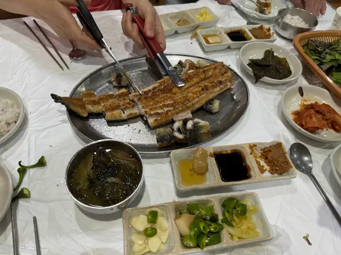 테이블 위 장어와 반찬들