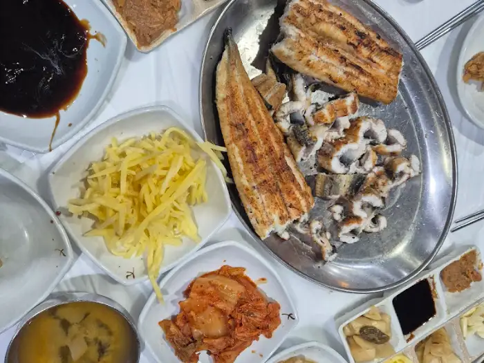 장어와 함께 제공된 다양한 반찬들