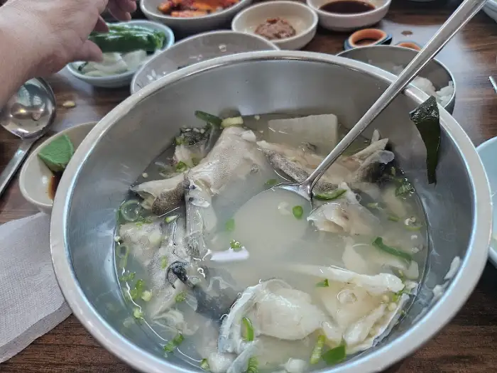 대구탕 국물에 적셔 먹는 김