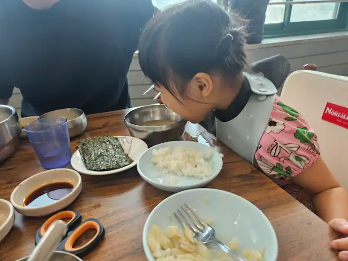 아이와 함께 식사하는 모습