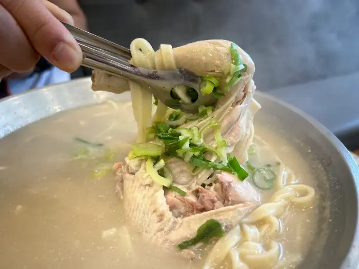 닭고기와 면이 어우러진 닭칼국수