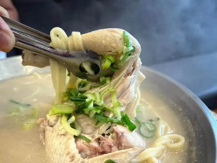 닭칼국수 한 젓가락