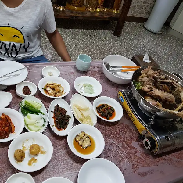 해신탕과 함께 차려진 반찬들