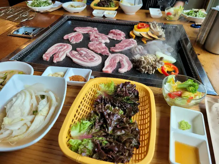 구워지는 돼지갈비와 밑반찬