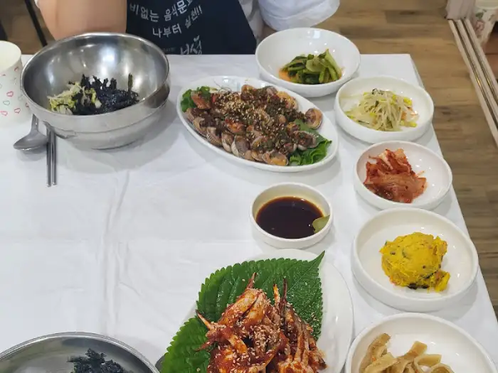 광어회와 다른 반찬들